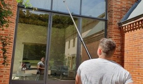 Nettoyage de vitres à l’eau pure d’une salle de réception de mariage NAOKI Montbrison à Roanne