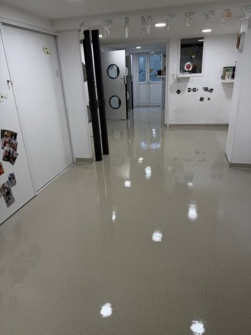 Décapage et pose d'émulsion dans une crèche à Andrezieux-Boutheon
