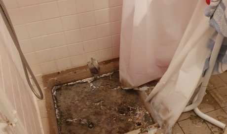 Nettoyage d'une salle de bain d'appartement suite à un dégât des eaux à Montbrison