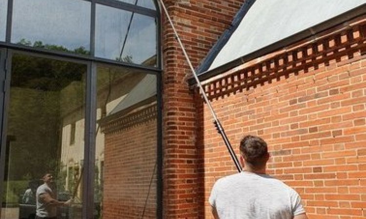 Nettoyage de vitres à l’eau pure d’une salle de réception de mariage NAOKI Montbrison à Roanne