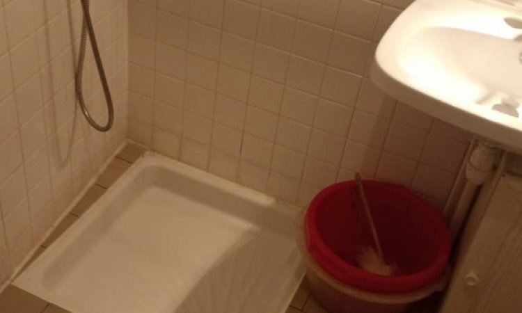Nettoyage d'une salle de bain d'appartement suite à un dégât des eaux à Montbrison